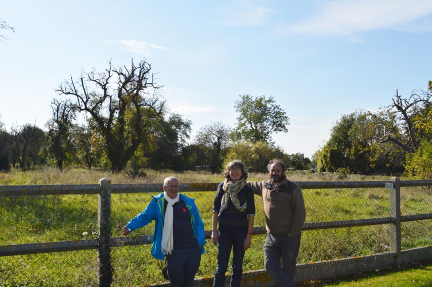 Devant le site à Bonsecours (Seine-Maritime), Benoît Leclerc, Marie-Jo Maheu, Philippe Vue, co-porte-paroles de Bouillons Terres d’Avenir veulent informer la population et proposer un autre projet autour de l’agriculture périurbaine.