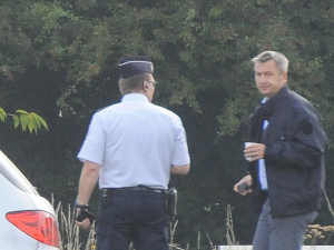 Jean-Marc Magda, directeur de cabinet du préfet, accompagne l'arrivée de Baptiste Mégard sur la ferme des Bouillons, le 19 août 2015, alors que l'expulsion des occupants est en cours. Photo : BM